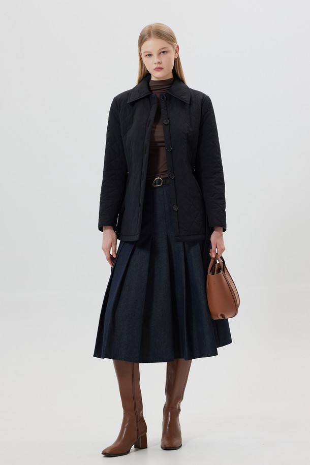 RUBENS (루벤스) 퀼팅 패딩 재킷은 여성용 겨울 아우터로, 클래식하고 미니멀한 스타일을 추구하는 분들께 적합합니다. 블랙 컬러의 레귤러핏 디자인으로, 퀼팅 디테일과 허리 벨트로 포인트를 주어 세련된 분위기를 연출합니다. 부드러운 폴리에스테르 소재로 제작되어 두꺼운 두께감과 뛰어난 보온성을 자랑하며, 버튼과 벨트 여밈 방식으로 편안하게 착용할 수 있습니다. 일상복은 물론 출근룩으로도 활용하기 좋은 실용적인 아이템입니다. 긴 소매 기장의 벨티드 코트 타입으로, 겨울철 스타일리시함을 더해줍니다.
