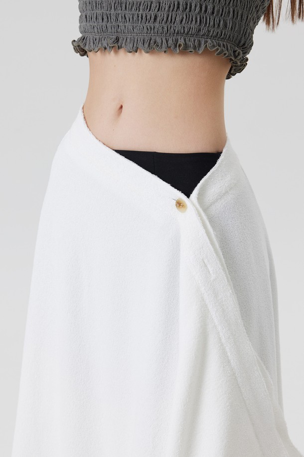 **BOUILLE (부이에) 타월 스커트 (1color)**는 여름철 수영, 리조트, 비치웨어에 활용하기 좋은 여성용 타월 스커트입니다. 부드러운 면과 폴리에스테르 혼방의 테리 원단으로 제작되어 흡수력이 뛰어나며, 두꺼운 두께감으로 편안한 착용감을 선사합니다. A라인 핏의 랩 스타일 디자인으로 캐주얼하면서도 리조트, 미니멀한 무드를 연출할 수 있습니다. 핸드커치프 실루엣이 특징이며, 수영복 위에 간편하게 걸쳐 입거나 비치타월로도 활용 가능하여 휴가룩, 리조트룩, 여름 바캉스룩에 잘 어울립니다. 화이트 색상으로 시원하고 깨끗한 느낌을 더했습니다.
