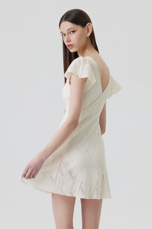 **산드로네 원피스 스윔수트 (3color)**는 여름 휴양지룩, 바캉스룩, 리조트룩에 어울리는 여성용 수영복입니다. 보헤미안 스타일의 바디수트 핏으로, V넥 민소매 디자인이며, 크림/코코아, 블랙 3가지 색상으로 제공됩니다. 폴리에스터, 나일론, 스판덱스의 혼방 소재로 제작되어 편안한 착용감을 선사하며, 니트 텍스처와 엠보싱 패턴이 특징입니다. 수영 및 비치웨어 용도로 활용 가능하며, 패드 탈부착 기능과 방수 더스트백이 포함되어 실용성을 높였습니다. 리조트, 에스닉, 미니멀 스타일을 선호하는 분들께 추천합니다.
