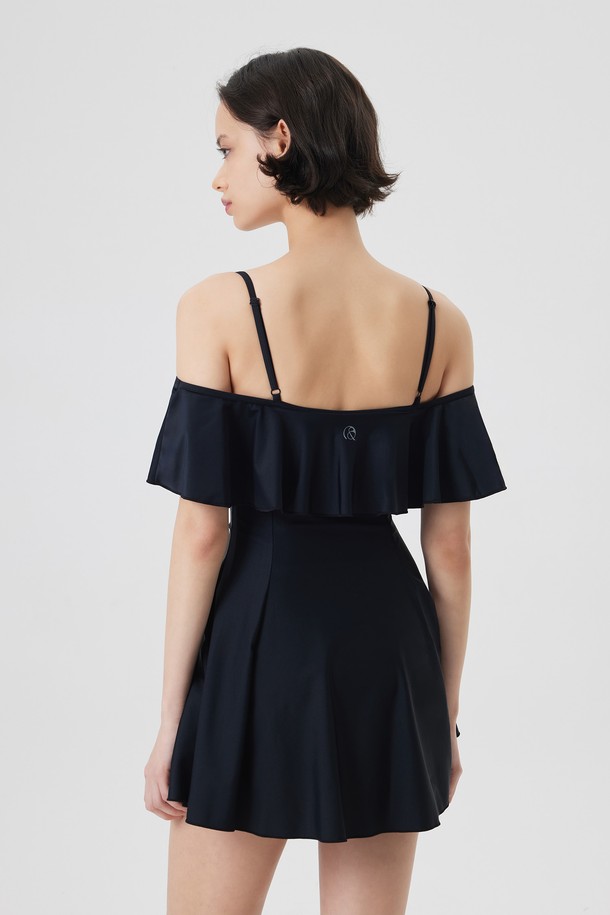 ARWEN (아르웬) 프릴 스윔수트 (2color)는 여름 시즌, 수영과 비치웨어 연출에 적합한 여성용 원피스 수영복입니다. 나일론과 스판덱스 혼방 소재로 제작되어 신축성이 뛰어나 편안한 착용감을 제공합니다. 프릴 디테일과 오프숄더 디자인이 여성스러운 분위기를 더하며, 화이트와 블랙 두 가지 색상으로 만나볼 수 있습니다. 휴가룩, 리조트룩, 여름 바캉스룩 등 다양한 TPO에 활용하여 미니멀하면서도 클래식한 스타일을 연출해보세요.
