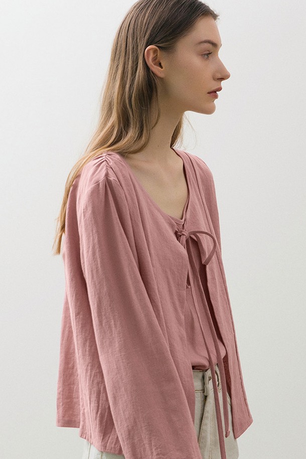 린넨과 레이온 혼방 소재로 제작된 핑크 색상의 여성용 린넨 셔링 가디건입니다. 브이넥 디자인에 긴소매로, 숄더 라인과 스트링 디테일이 돋보이며 일상복으로 좋습니다. 세트 코디네이션이 가능하며, 우아하고 베이직한 스타일을 연출할 수 있습니다.
