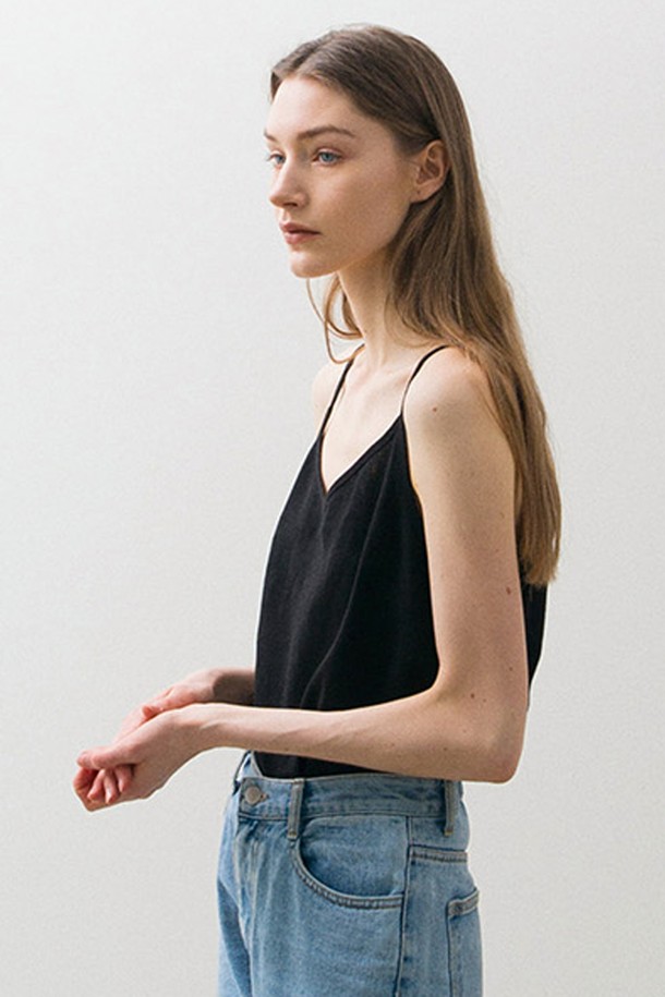 **Linen Sleeveless - Black**

부드러운 린넨과 레이온 혼방 소재로 제작되어 시원하고 편안한 착용감을 선사하는 블랙 컬러의 여성용 슬리브리스 탑입니다. 라운드넥과 레귤러 핏 디자인으로 어떤 스타일에도 잘 어울리며, 베이직하면서도 미니멀한 무드를 연출합니다. 얇은 두께감으로 이너로 활용하기 좋고, '린넨 셔링 가디건'과 함께 세련된 셋업 스타일을 완성할 수 있습니다.
