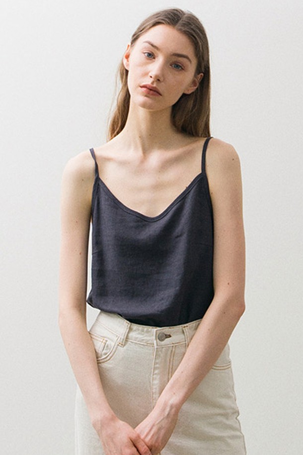 딥 그레이 컬러의 린넨 민소매 탑입니다. 린넨 55%와 레이온 45% 혼방 소재로 제작되어 봄, 여름 시즌에 시원하고 편안하게 착용할 수 있습니다. 베이직하고 미니멀한 디자인으로, 라운드넥과 레귤러핏으로 깔끔한 실루엣을 연출하며, 카디건과 함께 세련된 스타일링을 완성할 수 있습니다.
