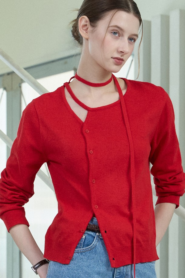 세련된 컷 아웃 디테일이 돋보이는 Cut Out Detachable Tie 니트 탑입니다. 탈부착 가능한 리본 타이와 언밸런스 버튼 배치로 페미닌한 무드를 더하고, 메탈 라벨 장식으로 포인트를 주었습니다. 폴리에스테르와 나일론 혼방 소재로 제작되어 봄, 가을에 일상 또는 오피스룩으로 활용하기 좋습니다.
