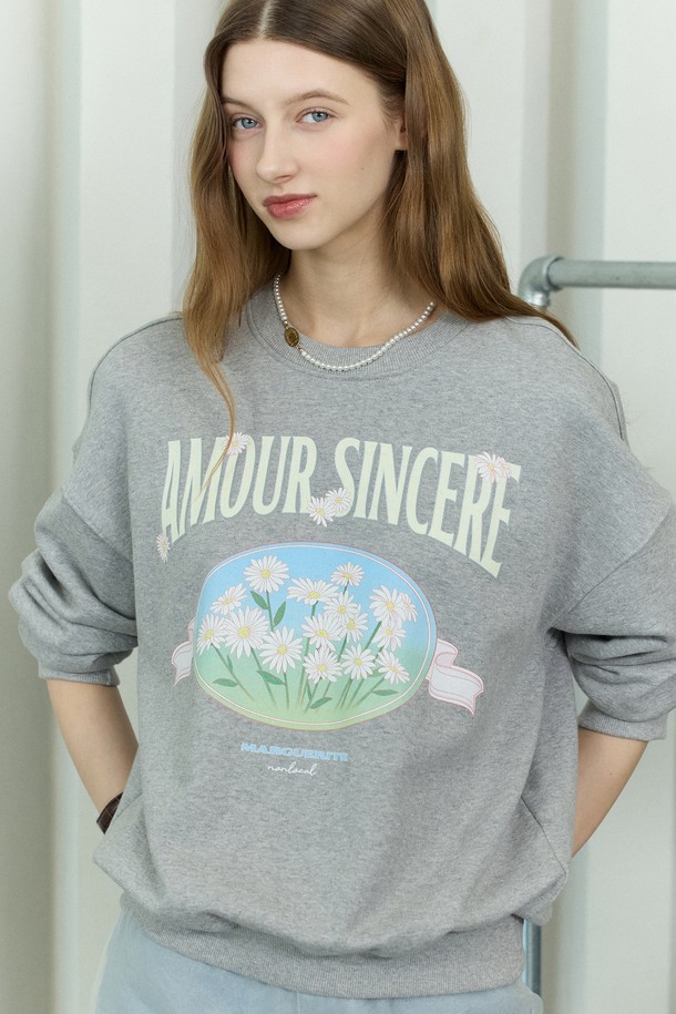 빈티지 마거리트 프린트가 돋보이는 멜란지 그레이 색상의 여성용 스웨트셔츠입니다. 부드러운 면 소재로 제작되었으며, 디지털 프린팅 기법으로 플라워 모티프를 구현했습니다. 봄 시즌 데일리룩 또는 오피스룩에 어울리는 클래식하고 페미닌한 무드의 세미 오버핏 라운드넥 긴소매 스웨트셔츠입니다.
