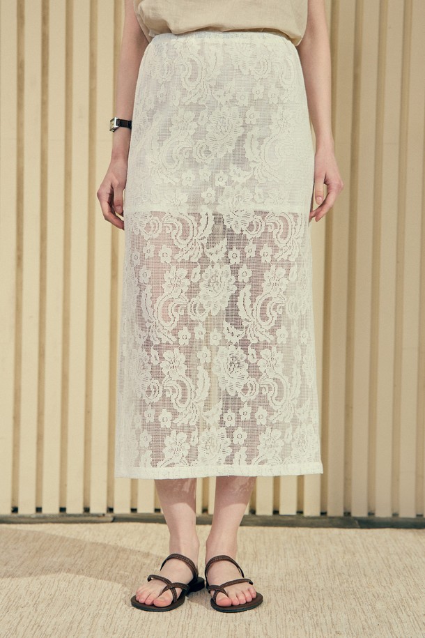 플로럴 레이스 패턴이 돋보이는 화이트 색상의 H라인 레이스 스커트입니다. 허리 밴딩으로 편안한 착용감을 제공하며, 얇고 부드러운 폴리에스터, 면 혼방 소재로 여름에도 시원하게 착용 가능합니다. 비침 방지 안감이 있어 안심하고 데일리 또는 포멀룩으로 연출할 수 있는 롱 기장의 밴딩 스커트입니다.
