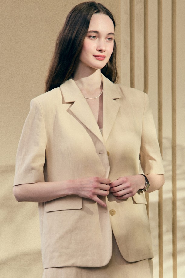 여성용 린넨 하프 슬리브 자켓은 가볍고 부드러운 린넨, 면 혼방 소재로 제작되었으며, 라이트 베이지 색상의 릴랙스핏 블레이저입니다. 무지 패턴의 미니멀하고 엘레강스한 스타일로 일상 및 오피스룩에 모두 잘 어울리며, 여름 시즌에 적합한 얇은 두께가 특징입니다. 싱글 버튼 여밈 방식이며, 세트업 연출이 가능합니다.
