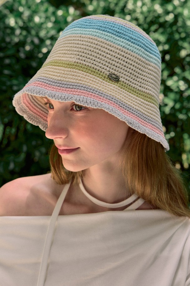 Ripple Point 멀티 스트라이프 버킷햇 - 아이보리 멀티는 시원한 여름을 위한 여성용 모자입니다. 가볍고 부드러운 폴리에스테르 소재로 제작되어 편안한 착용감을 선사하며, 24cm의 적당한 모자 깊이로 안정감을 줍니다. 웨이브 헴라인과 메탈 라벨 디테일이 여성스럽고 키치한 무드를 더하며, 조화로운 멀티 스트라이프 패턴과 아이보리 및 베이지 멀티 컬러 조합으로 다양한 스타일에 포인트를 줄 수 있습니다.
