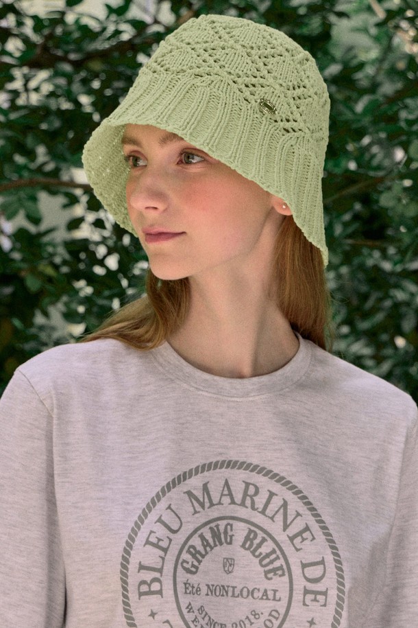 가볍고 시원한 착용감을 제공하는 크로쉐 니트 버킷햇입니다. 통기성이 우수한 루즈 니트 디자인과 부드러운 촉감으로 편안하게 착용할 수 있으며, 메탈 라벨로 포인트를 더했습니다. 밝은 그린 컬러와 아이보리 컬러 두 가지로 출시되어 여름철 일상룩에 산뜻함을 더해줍니다.
