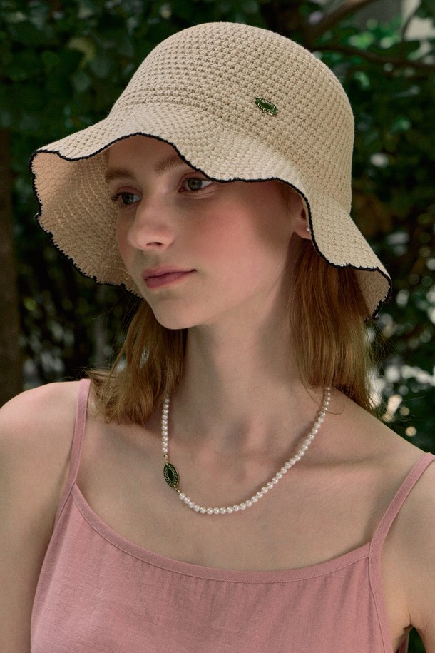 Olivia Summer 니트 버킷햇 - Light Beige는 여성스러운 무드를 연출하는 니트 소재의 버킷햇입니다. 부드러운 촉감의 면과 폴리에스테르 혼방으로 제작되었으며, 얇은 두께감으로 여름철에도 시원하게 착용할 수 있습니다. 17cm 깊이, 8cm 챙, 웨이브 트림, 메탈 라벨 디테일로 디자인되었으며 Light Beige, Black 두 가지 컬러로 출시됩니다.
