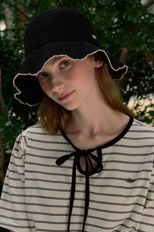 Olivia Summer 니트 버킷 햇 - 블랙은 면과 폴리에스테르 혼방 소재로 제작되어 부드러운 촉감과 얇은 두께로 시원하게 착용 가능한 여성용 모자입니다. 17cm의 모자 깊이와 8cm 챙 넓이, 웨이브 트림 디테일이 돋보이며, 블랙과 라이트 베이지 두 가지 색상으로 출시되어 데일리룩과 일상 패션에 포인트를 더합니다. 얇은 니트 소재와 메탈 라벨 장식이 여성스러운 무드와 키치한 매력을 동시에 선사하며, 적당한 챙 길이로 편안하게 착용할 수 있습니다.
