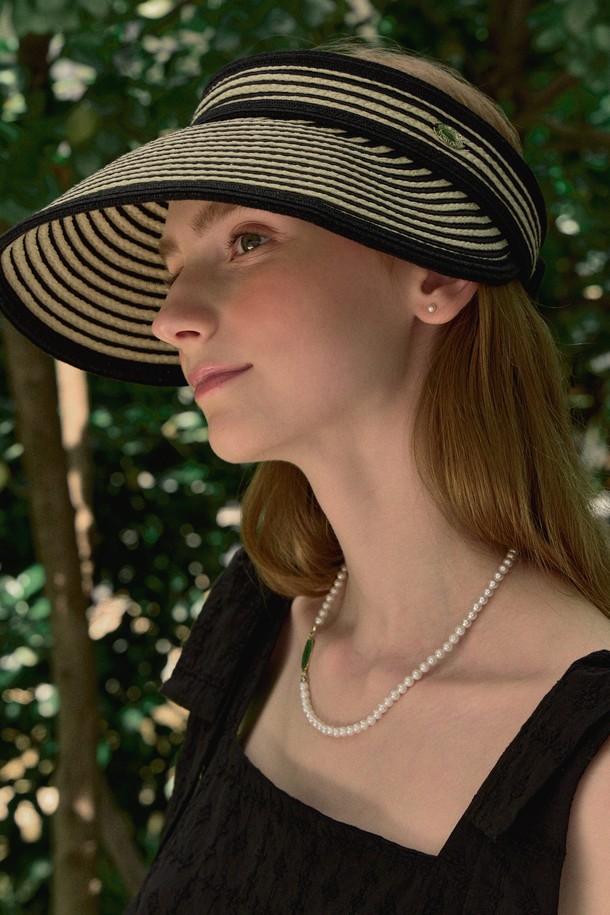 Gold Label Point 라탄 썬바이저 - 스트라이프는 시원한 페이퍼 100% 소재로 제작되어 봄, 여름철 여성분들의 스타일을 완성해 줄 썬바이저입니다. 라이트베이지와 블랙 두 가지 컬러로 출시되었으며, 넓은 챙과 스트라이프 패턴이 특징입니다. 벨크로 사이즈 조절 기능과 롤업 디자인으로 휴대성을 높여 일상 및 여행 시에도 편안하게 사용할 수 있습니다.
