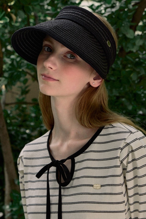 세련된 블랙 컬러의 Gold Label Point 라탄 썬바이저입니다. 시원한 페이퍼 100% 소재로 제작되어 봄, 여름철 일상 및 여행 시 쾌적하게 착용할 수 있습니다. 34cm 넓이의 챙과 메탈 라벨 포인트가 돋보이며, 벨크로 사이즈 조절과 롤업 디자인으로 휴대와 사용이 용이합니다.
