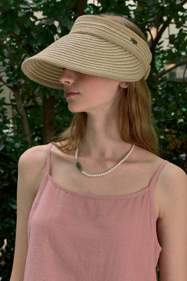 Gold Label Point 라탄 썬바이저는 여성용 썬바이저로, 가볍고 시원한 종이 100% 소재에 뻣뻣한 촉감으로 형태를 유지합니다. 34cm 챙 넓이와 스트라이프 패턴, 메탈 라벨 장식이 돋보이며, 벨크로 사이즈 조절, 롤업 디자인, 클립 고정 기능으로 실용성을 더했습니다. 봄, 여름철 일상 및 여행 시 햇빛을 효과적으로 가려주는 Light Beige 및 Black 두 가지 색상으로 출시되었습니다.
