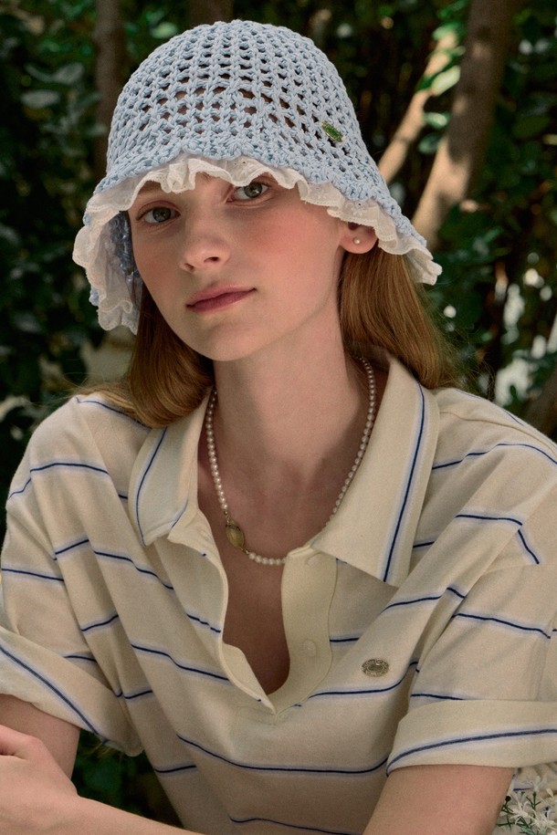 여성스러운 레이스 디테일이 돋보이는 블루 컬러의 레이스 니트 버킷햇입니다. 통기성이 좋은 폴리에스테르 소재로 제작되어 여름철에도 시원하게 착용 가능하며, 부드러운 촉감과 신축성으로 편안한 착용감을 선사합니다. 모자 깊이 23cm, 프리사이즈로 제작되었으며, 메탈 라벨이 디자인 포인트로 더해졌습니다.
