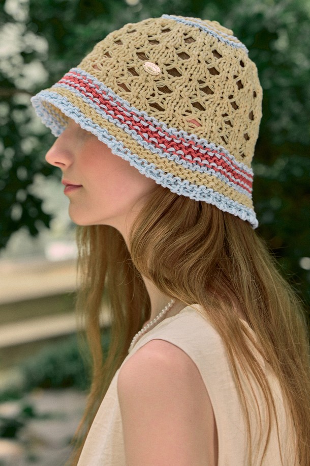 크림 옐로우와 블루 컬러 블록이 산뜻한 조화를 이루는 Color Block 니트 버킷햇입니다. 시원한 폴리에스테르 소재로 제작되어 통기성이 좋고 신축성이 있어 편안하게 착용할 수 있습니다. 여름철 일상룩에 경쾌함을 더해줄 멀티 스트라이프 패턴과 메탈 라벨 디테일이 돋보이며, 프리사이즈로 누구나 부담 없이 즐길 수 있습니다.
