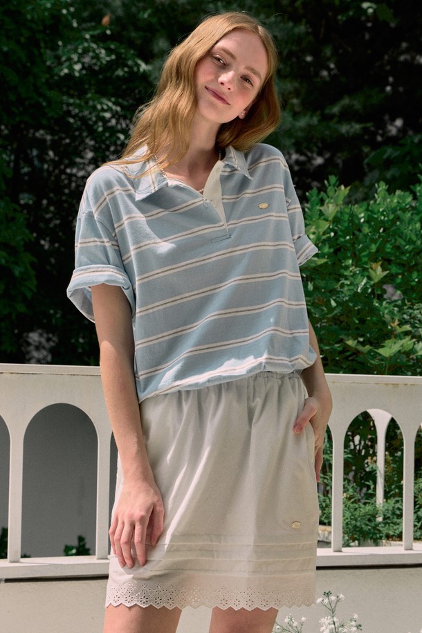 **Riley Lace Banding Skirt - White**는 여성스러운 분위기를 연출하는 화이트 컬러의 A라인 스커트입니다. 부드러운 촉감의 폴리에스테르와 면 혼방 소재에 레이스 패턴과 이중 플리츠 디테일을 더해 섬세함을 더했습니다. 밴딩 허리와 히든 포켓, 안감, 메탈 라벨이 있으며, 봄, 여름 시즌에 캐주얼하면서도 페미닌한 스타일로 즐겨 입을 수 있습니다.
