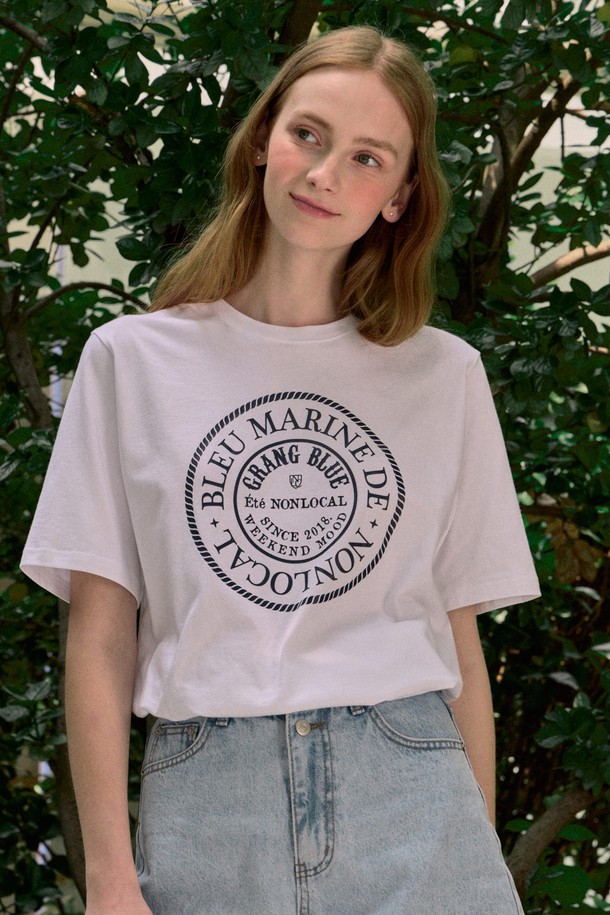 **Marine Rope Relax-fit T-shirt - White**

부드러운 면 소재로 제작되어 여름철 시원하게 착용할 수 있는 여성용 릴랙스핏 반소매 티셔츠입니다. 라운드넥 디자인에 시그니처 루프 아트워크 그래픽과 라바 프린팅 기법을 사용하여 캐주얼하면서도 베이직한 스타일을 연출합니다. 수축 및 주름 방지 가공 처리로 편안한 착용감과 관리가 용이하며, 화이트 및 라이트 그레이 두 가지 컬러로 출시되었습니다.
