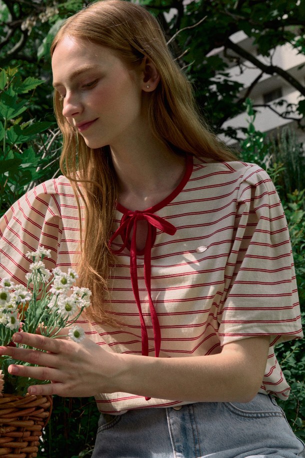 상큼한 레드 컬러가 돋보이는 리본 스트라이프 퍼프 슬리브 티셔츠입니다. 면 소재로 제작되어 편안한 착용감을 선사하며, 캐주얼한 스타일링에 제격입니다. 네크라인의 리본 디테일과 퍼프 슬리브, 숄더 턱 디테일로 여성스러운 포인트를 더했으며, 메탈 라벨로 고급스러운 마무리를 더했습니다.
