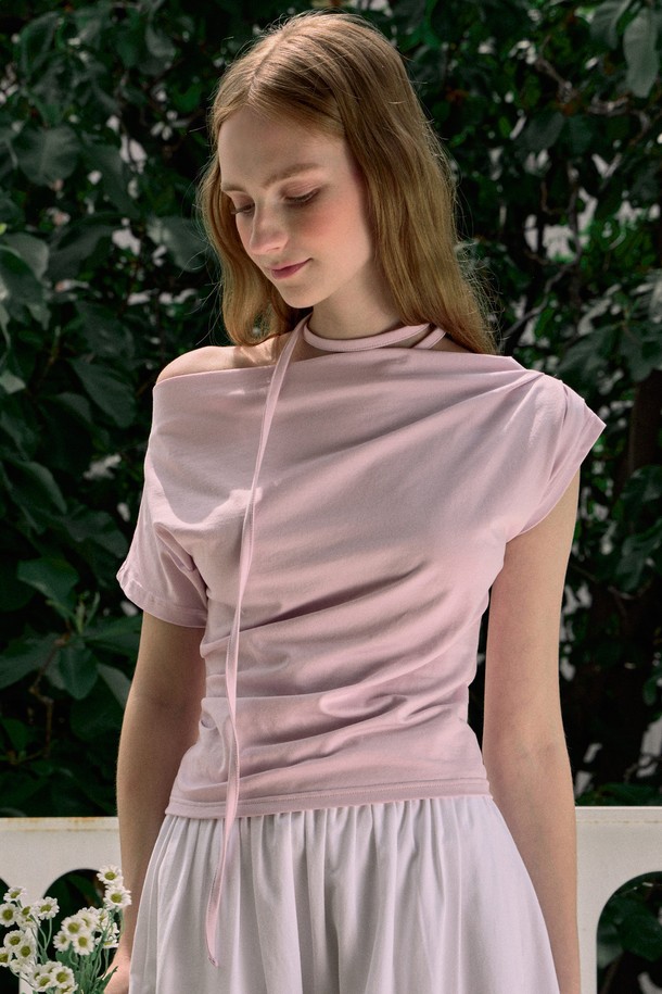 라벤더 색상의 Detachable Tie Unbalance 티셔츠는 부드러운 면과 스판덱스 혼방 소재로 제작되어 편안한 착용감을 선사합니다. 우아한 무드를 연출하는 오프숄더 디자인에 언밸런스 컷과 탈부착 가능한 리본 디테일이 더해져 여성스러운 매력을 강조합니다. 봄, 여름 시즌 일상복으로 활용하기 좋으며, 레귤러 핏과 얇은 두께감으로 시원하게 착용할 수 있습니다.
