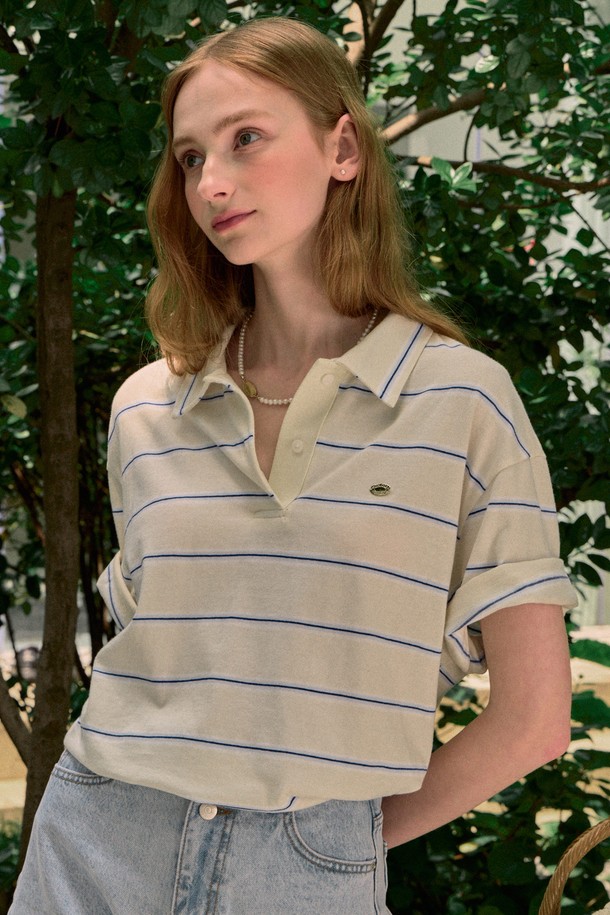 크림 옐로우와 라이트 블루 컬러의 멀티 스트라이프 패턴이 돋보이는 오버핏 카라 티셔츠입니다. 면 소재로 제작되어 여름철에도 시원하게 착용 가능하며, 캐주얼한 스타일로 일상복으로 활용하기 좋습니다. 메탈 라벨 디테일이 돋보이며, 스커트나 팬츠 모두 잘 어울려 다양한 스타일을 연출할 수 있습니다.
