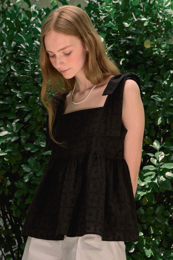 Bella Lace Ribbon Sleeveless Blouse - Black은 면 소재의 부드러운 촉감과 우아한 스타일을 자랑하는 여성 블라우스입니다. 어깨 리본 장식과 자수 레이스 소재, 넓은 어깨끈 디자인이 특징이며, 옆지퍼로 편안하게 착용할 수 있습니다. 봄, 여름에 어울리는 레귤러 핏의 민소매 블라우스로, 스퀘어넥 라인과 얇은 두께로 시원하게 연출 가능합니다. 색상은 블랙과 화이트 두 가지입니다.
