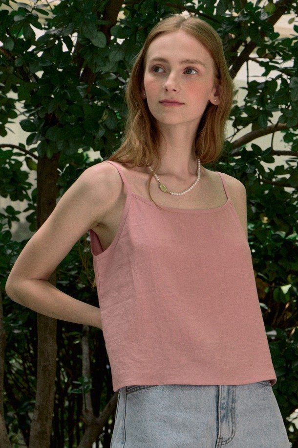Linen Basic Sleeveless - Indi Pink는 린넨 55%와 레이온 45% 혼방 소재로 제작되어 부드러운 촉감과 얇은 두께로 시원하게 착용 가능한 여성 민소매 티셔츠입니다. 라운드넥과 레귤러핏으로 디자인되었으며, 크롭 기장과 베이직, 미니멀한 스타일로 일상 및 캐주얼 룩에 활용하기 좋습니다. 인디 핑크 컬러의 무지 디자인으로, 여름철 카디건과 함께 세련된 스타일을 연출할 수 있습니다.
