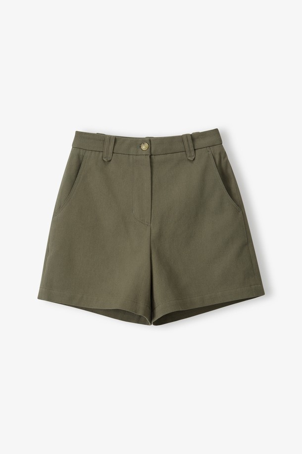 Martin Cotton Shorts - Khaki는 남녀 모두 착용 가능한 베이직하고 캐주얼한 면 반바지입니다. 카키를 포함한 다양한 색상으로 출시되었으며, 봄, 여름 일상복으로 활용하기 좋습니다. 레귤러핏으로 제작되었으며, 백 다트 디테일, 벨트 루프 디자인, 스트라이프 라벨 백 포켓, 더블 스티치 마감, 내부 바인딩 마감, 천연 우드 버튼, YKK 지퍼 등의 섬세한 특징을 갖추었습니다.

