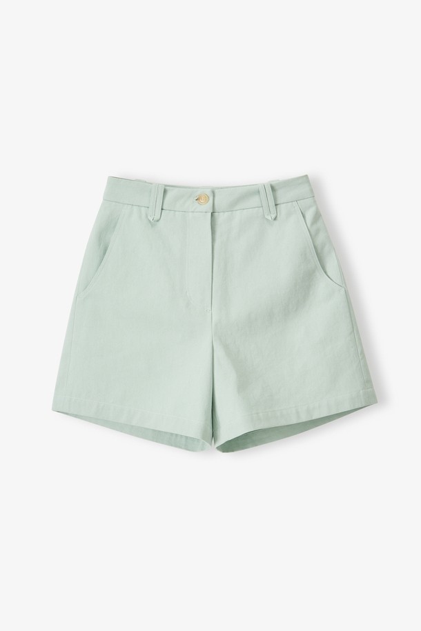 Martin Cotton Shorts - 민트는 남녀 공용으로 착용 가능한 베이직하고 캐주얼한 스타일의 면 반바지입니다. 봄, 여름 시즌에 어울리는 무지 디자인의 레귤러핏 반바지로, YKK 지퍼, 우드 버튼, 백 다트, 스트라이프 라벨, 더블 스티치 공법, 트윈니들 스티칭 등 섬세한 디테일로 제작되었습니다. 산뜻한 민트 컬러가 시원하고 편안한 일상룩을 연출해 줍니다.
