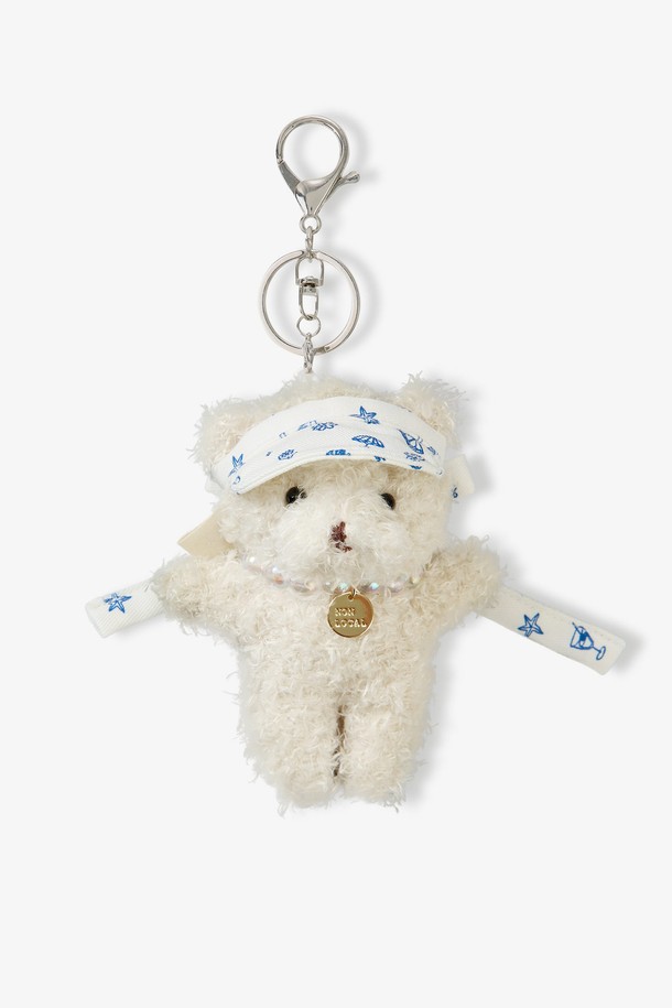 논로컬 X 이하여백의 Seaside Motive Sun Visor Bear 키링 - 라이트 베이지입니다. 폴리에스테르와 면 혼방 소재로 제작되었으며, 비치 모티브 패턴과 곰인형 디자인이 특징입니다. 골드 펜던트, 맥스템 비즈 목걸이, 핸드라이팅 라벨 등의 장식이 더해져 포인트를 더합니다. 가방이나 파우치에 레이어드하여 개성 있는 스타일을 연출할 수 있으며, 선바이저 디테일이 돋보입니다. 여행룩, 휴가룩, 리조트룩 등 다양한 TPO에 캐주얼, 리조트, 미니멀 스타일로 활용하기 좋은 장식용 액세서리입니다.
