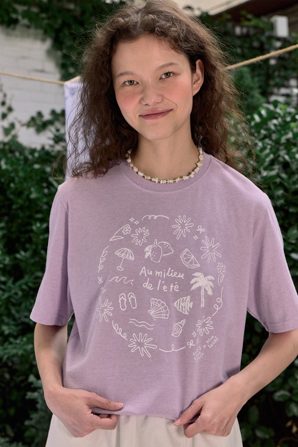 논로컬 X 이하여백 'Seaside Hand Drawing T-shirt'는 해변 일러스트 프린팅과 아티스트의 핸드드로잉 디자인이 돋보이는 라이트 퍼플 컬러의 티셔츠입니다. 부드러운 면 소재로 제작되어 편안한 착용감을 제공하며, 루즈핏으로 여유로운 실루엣을 연출합니다. 라운드넥, 반소매 디자인에 사이드 심 라벨 디테일이 더해진 캐주얼 스타일의 여름 티셔츠입니다.
