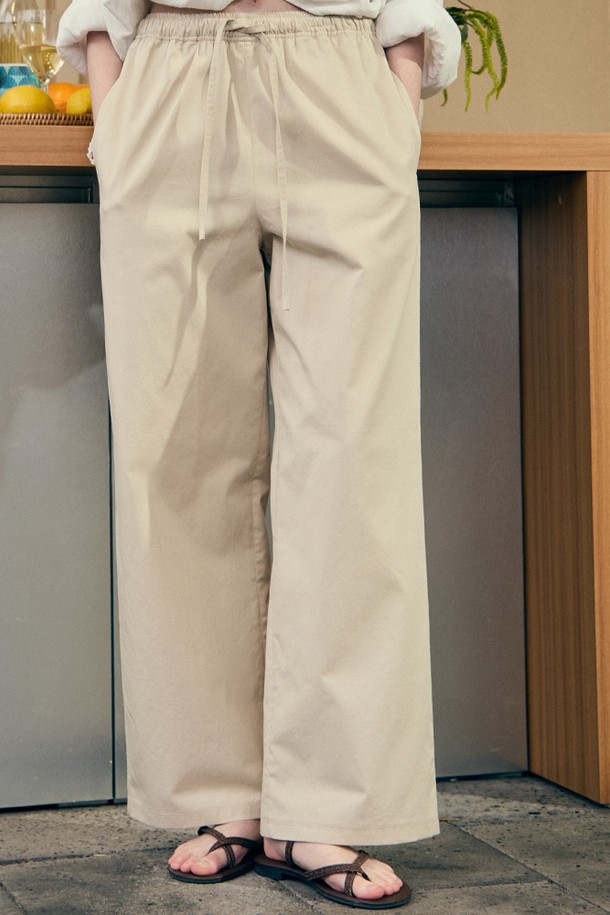 가볍고 시원한 착용감의 여성용 코튼 밴딩 팬츠입니다. 라이트 베이지 및 오프 화이트 컬러로 출시되었으며, 여름철 일상복으로 활용하기 좋습니다. 부드러운 트윌 워싱 면 소재에 드로스트링 밴딩과 바택 마감 처리가 더해져 편안함과 내구성을 높인 스트레이트 핏 긴바지입니다.
