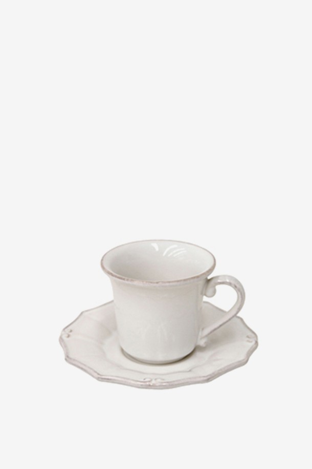 [Costa Nova] 바로코 화이트 120ml 에스프레소잔세트는 파인 스톤웨어 소재의 세미 클래식 디자인 에스프레소잔 세트입니다. 18세기 유럽 도자기를 재해석한 디자인으로, 빛의 각도에 따라 은은한 컬러 바리에이션을 느낄 수 있으며, 컵 1개와 소서 1개로 구성되어 있습니다. 오븐, 전자레인지, 냉동고, 식기세척기 사용이 가능하며, 수작업으로 제작되어 자연스러운 질감을 살린 제품입니다.
