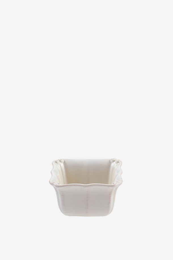 Costa Nova 바로코 화이트 10cm 사각소스볼은 18세기 유럽 도자기를 재해석한 세미클래식 디자인으로, 비정형 테두리와 내추럴한 멋을 담았습니다. 파인 스톤웨어 소재에 수작업으로 채색하여 빛의 각도에 따라 다채로운 컬러 바리에이션을 선사하며, 전자레인지, 냉동고, 식기세척기 사용이 가능해 실용적입니다. 제품 특성상 미세한 핀홀, 기포, 색상 차이 및 명암, 무늬 차이가 있을 수 있습니다.

