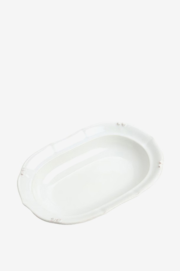 코스타 노바 바로코 화이트 26cm 커리접시는 18세기 유럽 도자기에서 영감을 받은 세미 클래식 디자인으로 우아한 식탁을 연출합니다. 비정형 테두리가 돋보이는 화이트 컬러의 파인 스톤웨어 소재로 제작되었으며, 전자레인지, 냉동고, 식기세척기 사용이 가능해 실용적입니다. 수작업으로 제작되어 독특한 개성을 지니며 약간의 흔들거림이 있을 수 있고, 26 x 18 x 5(cm) 크기로 커리, 파스타 등 다양한 음식을 담기에 적합합니다.
