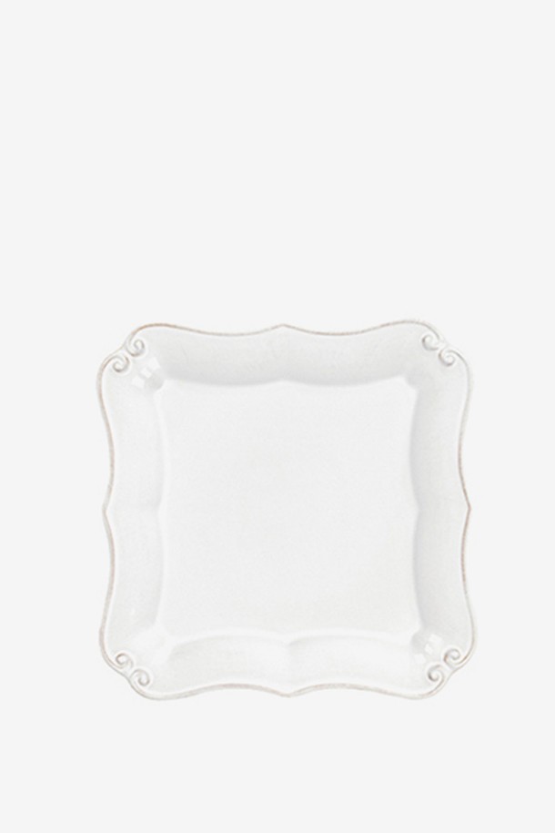 [Costa Nova] 바로코 화이트 27cm 사각 디너 접시는 18세기 유럽 도자기를 재해석한 클래식하고 엘레강스한 디자인의 식기입니다. 도자기 소재의 화이트 컬러로, 수작업으로 제작되어 불규칙한 엣지와 바로크 패턴이 특징이며, 전자레인지, 식기세척기, 냉동고 사용이 가능하여 실용성을 더했습니다. 바닥면은 무유약 처리되었으며, 광각에 따라 색상 변화를 즐길 수 있습니다.
