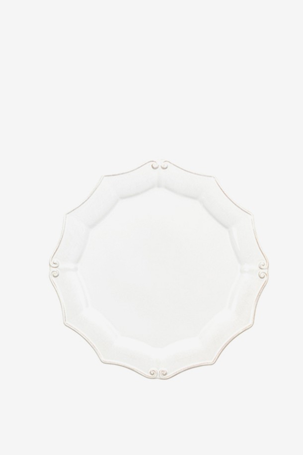 [Costa Nova] 바로코 화이트 30cm 디너접시는 18세기 유럽 도자기를 재해석한 세미클래식 디자인으로, 빛의 각도에 따라 다채로운 컬러 바리에이션을 선사합니다. 파인 스톤웨어 소재에 비정형 테두리 패턴과 우아한 화이트 컬러가 조화롭게 어우러져 테이블 위를 돋보이게 합니다. 전자레인지, 냉동고, 식기세척기 사용이 가능하며, 핸드메이드 제품으로 바닥면은 유약 처리가 되어 있지 않습니다.
