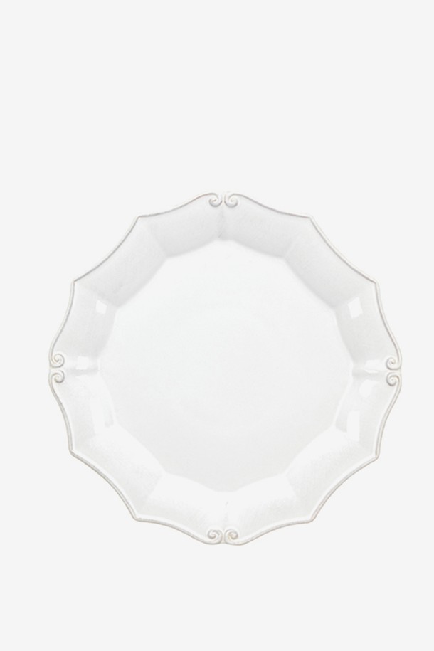 [Costa Nova] 바로코 화이트 36cm 서빙접시는 파인 스톤웨어 소재로 제작되어 전자레인지, 냉동고, 식기세척기 사용이 가능한 실용적인 제품입니다. 18세기 유럽 도자기를 현대적으로 재해석한 바로코 패턴이 돋보이며, 빛의 각도에 따라 다채로운 컬러감을 선사합니다. 섬세한 비정형 테두리와 수작업 마감으로 클래식하고 우아한 분위기를 연출하는 서빙 접시입니다.
