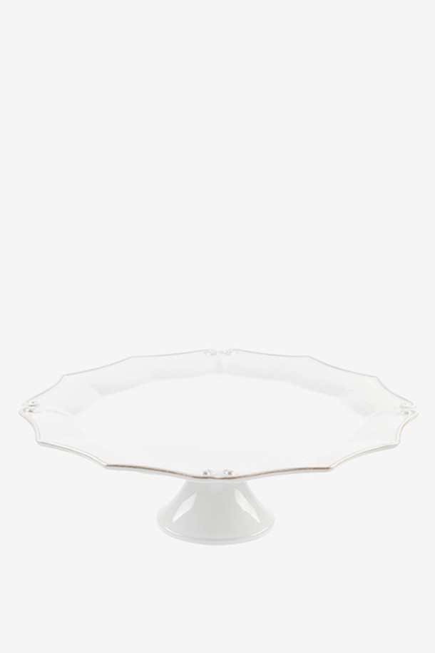 [Costa Nova] 바로코 화이트 36cm 케이크스탠드는 파인 스톤웨어 소재에 비정형 테두리 패턴, 세미 클래식 디자인으로 18세기 유럽 도자기를 재해석한 제품입니다. 화이트 색상으로 테이블웨어 또는 케이크 스탠드로 활용 가능하며, 수작업 채색과 자연스러운 멋을 살린 내추럴 디자인이 특징입니다. 제품 특성상 바닥면 유약 미처리, 물 스며듦 현상, 도자기 공정 중 발생할 수 있는 판흔/기포/색상 차이, 하단 받침대 1mm 오차로 인한 떨림 현상이 있을 수 있습니다.
