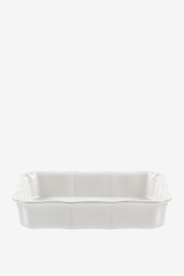 [Costa Nova] 바로코 화이트 35cm 직사각 오븐 접시는 파인 스톤웨어 소재의 우아하고 세미 클래식 디자인 오븐 접시입니다. 바로코 패턴과 비정형 테두리가 특징이며, 18세기 유럽 도자기를 재해석한 듯한 섬세함이 돋보입니다. 오븐, 전자레인지, 냉동고, 식기세척기 사용이 가능하며, 빛의 각도에 따라 다채로운 컬러감을 선사합니다.
