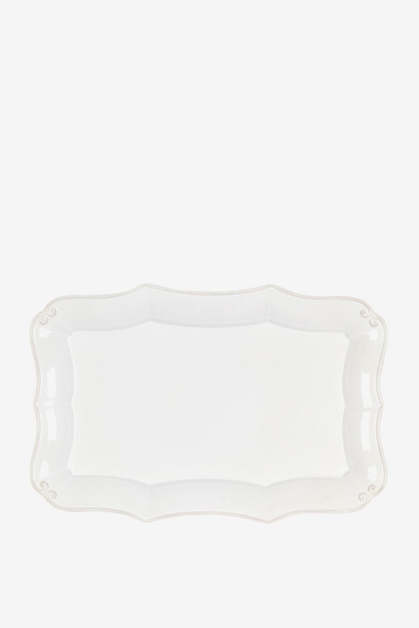 [Costa Nova] 바로코 화이트 41cm 직사각 서빙 접시는 18세기 유럽 도자기에서 영감을 받은 세미클래식 디자인으로, 비정형 테두리가 특징입니다. 파인 스톤웨어 소재로 제작되어 견고하며, 수작업 공정으로 각 접시마다 미세한 판흔, 기포, 색상 차이, 바닥면 유약 미처리 등의 표면 특징이 자연스러운 멋을 더합니다. 빛의 각도에 따라 은은하게 변화하는 화이트 컬러는 테이블 세팅에 고급스러움을 더하며, 서빙용으로 활용하기 좋습니다.
