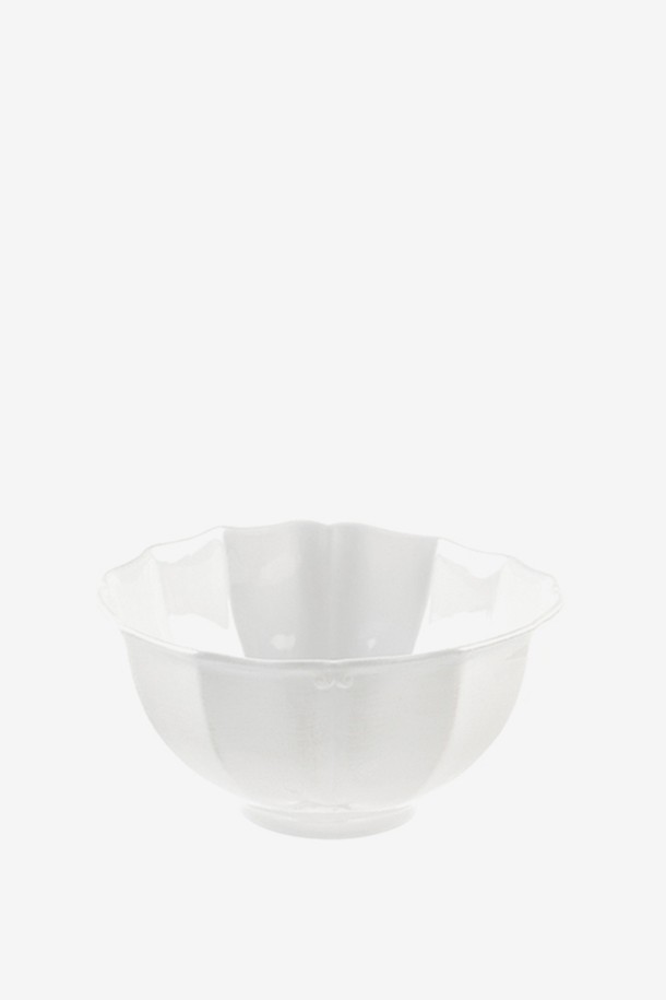 [Costa Nova] 바로코 화이트 27cm 샐러드볼은 18세기 유럽 도자기를 재해석한 클래식하고 엘레강스한 디자인이 특징입니다. 불규칙한 엣지 디자인과 빛의 각도에 따라 다르게 보이는 색상 변화가 매력적이며, 수작업으로 제작되어 독특한 색감과 패턴을 자랑합니다. 전자레인지, 냉동고, 식기세척기 사용이 가능하여 실용성 또한 갖춘 스톤웨어 샐러드볼입니다.
