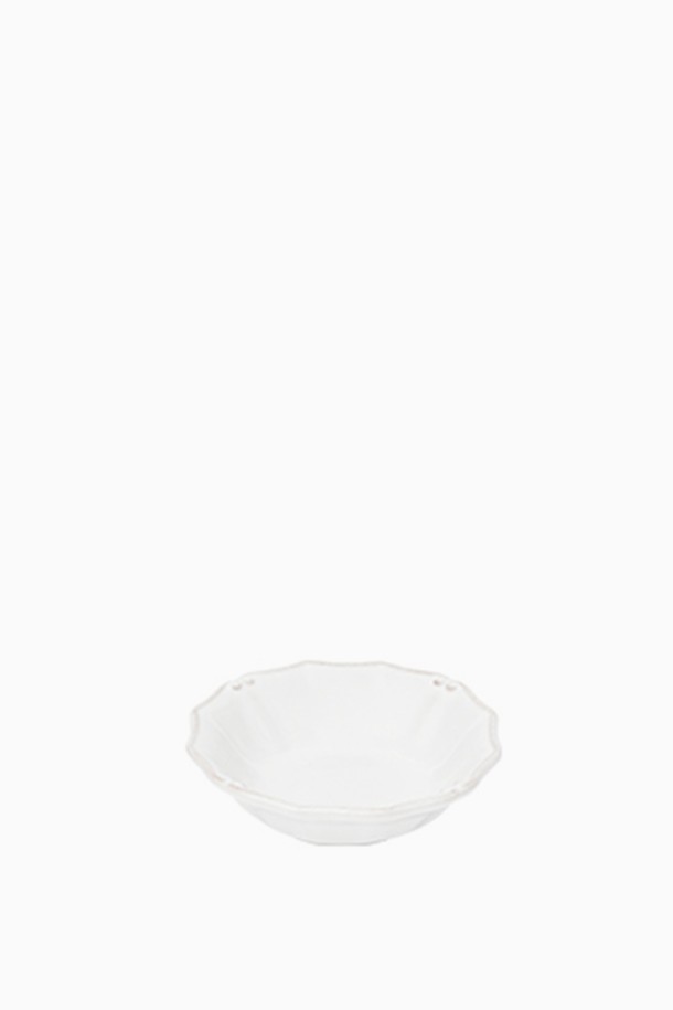 [Costa Nova] 바로코 화이트 11cm 소스볼은 파인 스톤웨어 소재로 제작된 소스볼입니다. 세미클래식 디자인과 비정형 테두리, 내추럴한 분위기를 더하며 클래식한 스타일을 연출합니다. 18세기 유럽 도자기를 재해석한 바로코 패턴이 특징이며, 빛의 각도에 따라 다채로운 색감을 선사합니다. 전자레인지, 냉동고, 식기세척기 사용이 가능하며, 수작업으로 제작되어 바닥면은 유약 처리가 되지 않았습니다. 도자기 제품 특성상 미세한 판흔이나 기포, 색상 차이가 있을 수 있습니다.
