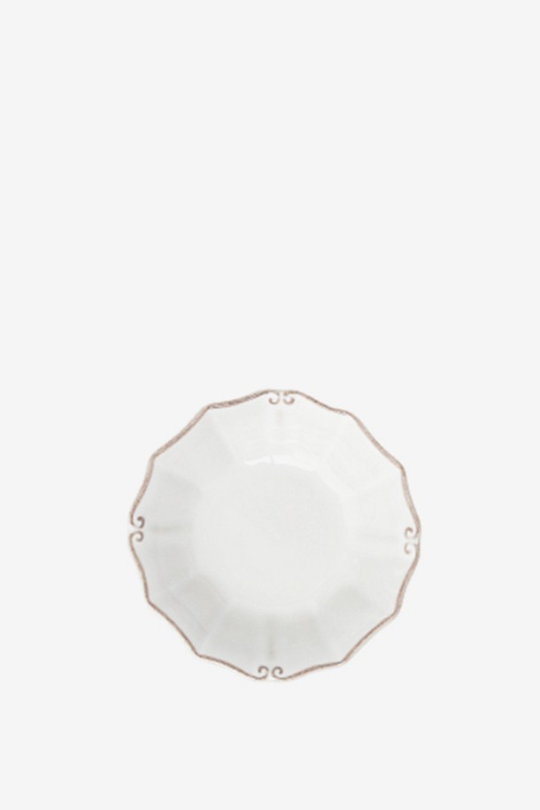 18세기 유럽 도자기에서 영감을 받은 [Costa Nova] 바로코 화이트 14cm 찬기입니다. 파인 스톤웨어 소재로 제작되어 우아하고 클래식한 분위기를 자아내며, 비정형 테두리 디자인이 독특함을 더합니다. 오븐, 전자레인지, 냉동고, 식기세척기 사용이 모두 가능하여 실용적입니다. 빛의 각도에 따라 달라지는 화이트 컬러의 은은한 매력과 핸드메이드 특유의 정교함이 돋보이는 제품입니다. 각 제품마다 명암과 무늬, 수평 차이가 있을 수 있으며, 이는 바로코 찬기만의 개성을 더합니다.
