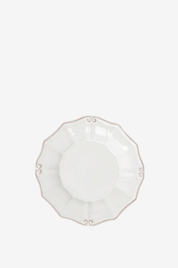 [Costa Nova] 바로코 화이트 16cm 브래드접시는 18세기 유럽 도자기를 재해석한 세미 클래식 디자인의 접시입니다. 부드러운 곡선과 비정형 테두리가 우아한 분위기를 자아내며, 빛의 각도에 따라 은은하게 변화하는 화이트 컬러가 특징입니다. 파인 스톤웨어 소재로 제작되어 전자레인지, 냉동고, 식기세척기 사용이 가능하여 실용적입니다. 수작업으로 섬세하게 채색되었으며, 바닥면은 유약을 처리하지 않아 자연스러운 멋을 더했습니다. 각 제품마다 미세한 명암과 무늬 차이가 있어, 더욱 특별한 가치를 선사합니다.
