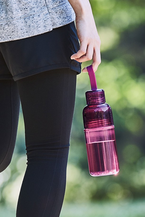 킨토 워크아웃보틀 480ml는 피트니스, 스포츠, 일상생활에서 사용할 수 있는 워크아웃 보틀입니다. Clear, Red, Navy, Smoke 4가지 색상으로 제공되며, Co-polyester와 고무 소재를 사용하여 내구성을 높였습니다. 480ml 용량으로, 사이즈 조절과 흡습 기능, 실리콘 스트랩과 용량 측정 표시 디자인을 갖추었습니다. 반회전 뚜껑, 넓은 입구, 스크래치 방지 기능과 분리 가능한 부품, 유리같은 투명도를 자랑하며, 세척이 용이하고, 얼음 넣기가 편리하여 운동 중 음용에 용이합니다.
