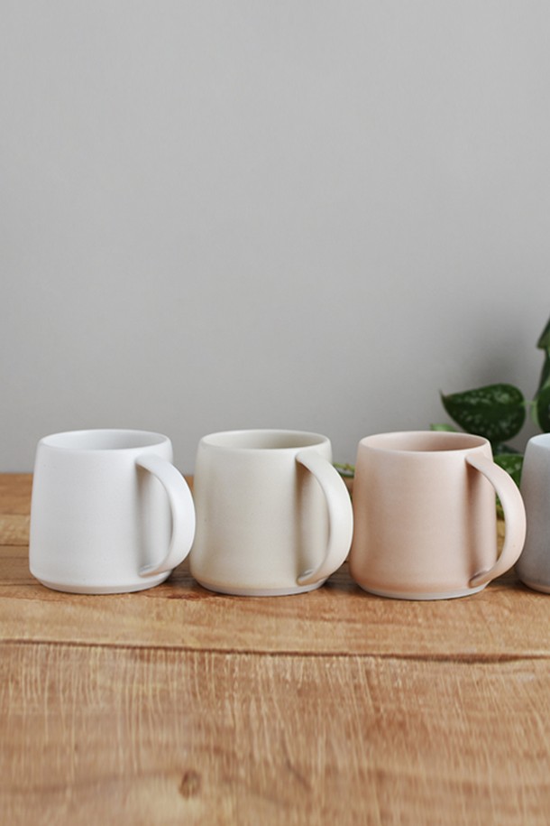 [KINTO] 리플머그 250ml(베이지)-36은 은은한 베이지 색상의 도자기 머그컵입니다. 장인의 수작업으로 제작되어 자연스러운 물결무늬가 돋보이며, 물레 성형 방식으로 섬세함을 더했습니다. 250ml 용량으로 일상생활에서 사용하기 적합하며, 전자레인지와 식기세척기 사용이 가능하여 편리합니다. 제품별로 유약 및 광택의 차이가 있어 각 머그컵만의 개성을 느낄 수 있습니다.
