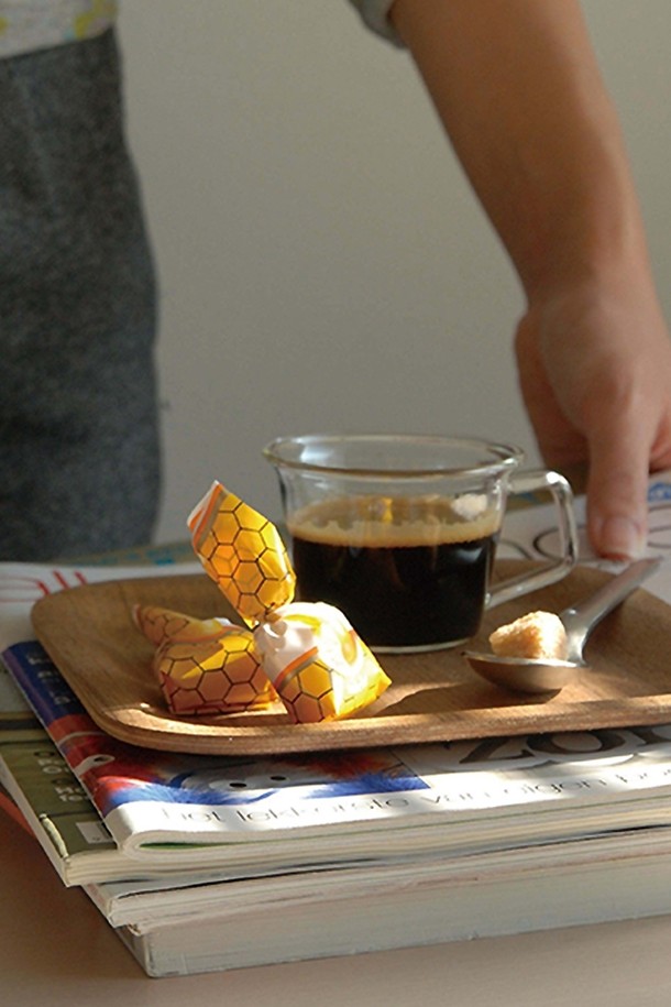 킨토 논슬립 트레이 160x160mm(티크)는 주방용품 및 서빙 용도로 사용하기 좋은 트레이입니다. 논슬립 소재를 적용하여 물건이 미끄러지는 것을 방지하며, 자연스러운 나무결 패턴으로 심플하면서도 내추럴한 디자인을 연출합니다. 원목 소재의 티크 색상으로 제작되어 고급스러운 분위기를 더하며, 일상생활에서 편리하게 사용할 수 있습니다. 천연 목재의 특성상 색상과 나무결 무늬는 제품마다 미세한 차이가 있을 수 있습니다. 사이즈는 측정 방법에 따라 약간의 오차가 발생할 수 있습니다.
