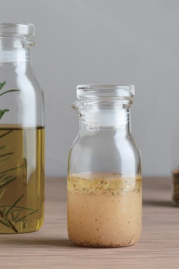 [KINTO] 보틀 잇 드레싱 보틀 130ml는 내열유리와 고무 소재로 제작된 주방용품입니다. 지중해풍 디자인으로, 130ml 용량이며, 크기는 H11 x W5 cm입니다. 전자레인지와 식기세척기 사용이 가능하여 편리합니다. 테이블웨어, 음료 및 드레싱 보관에 적합하며, 건강한 식사를 위한 디자인으로 일상에서 유용하게 사용할 수 있습니다.
