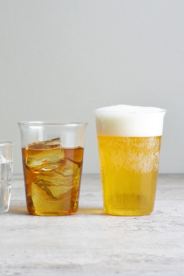 KINTO(킨토) 캐스트 맥주잔 430ml는 미니멀하고 심플한 디자인의 내열 유리 맥주잔입니다. 120°C의 높은 내열 온도를 자랑하며, 음료 및 맥주용으로 적합합니다. 430ml 용량으로 사용하기 편리하며, 우아한 디자인이 돋보입니다. 주방과 테이블 어디든 잘 어울리는, 심플한 매력의 맥주잔으로, 시원한 맥주를 더욱 특별하게 즐길 수 있도록 도와줍니다.
